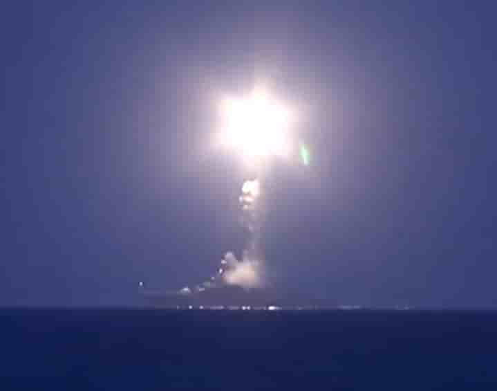 Tir d'un missile de croisière depuis un bâtiment russe de la flotte de la Caspienne.