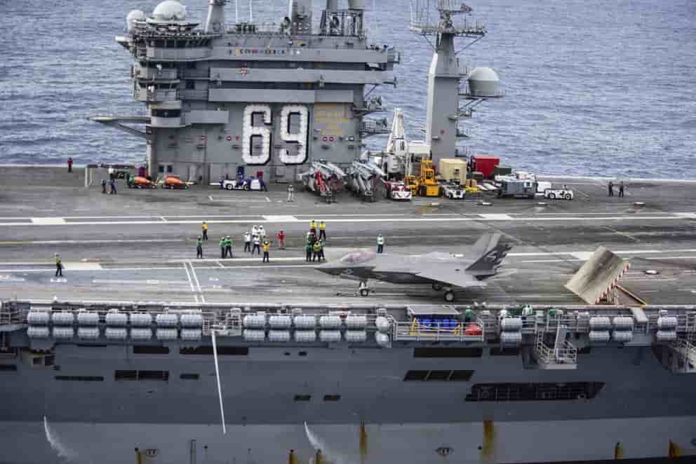 Un F-35C sur le pont de l'USS Dwight D. Eisenhower, prêt à être catapulté.