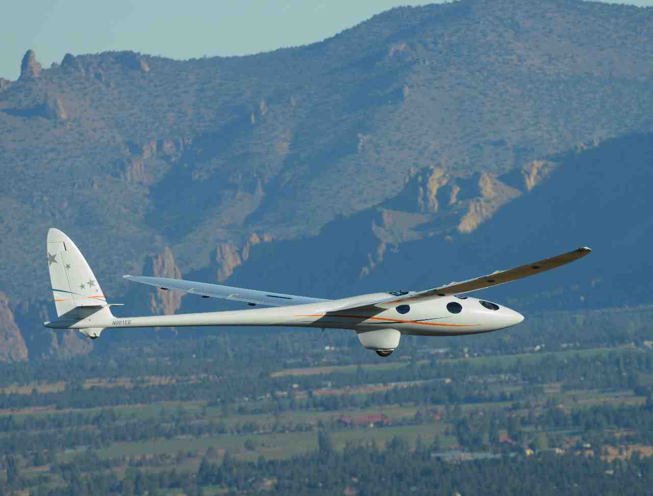 Le planeur stratosphérique Perlan 2 vu ici au cours de son tout premier vol, au cours duquel il a réussi à atteindre les 5 000 pieds d'altitude.