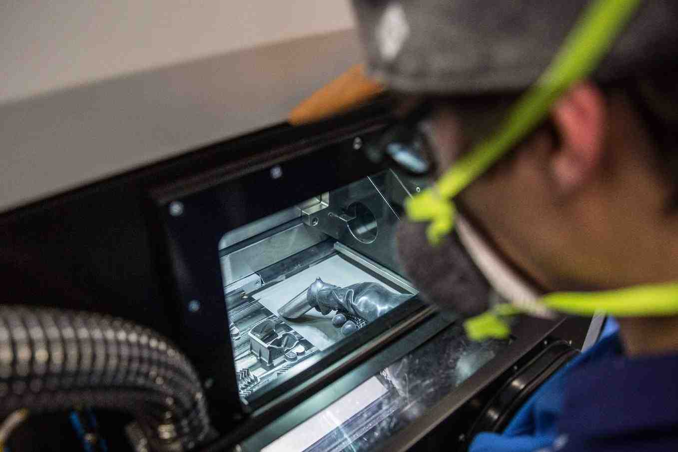 Liebherr lance la production en série de composants imprimés en 3D. Ici, vue dans la chambre de fabrication de l’imprimante 3D de l'équipementier.