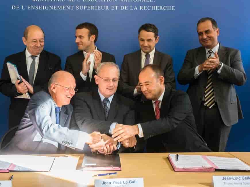Marwan Lahoud, n°2 du groupe Airbus et président du GIFAS (debout à droite), est à double titre un acteur majeur du Cospace.