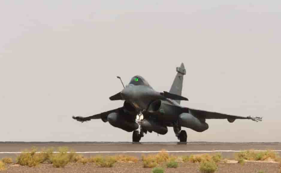 Un Rafale s'envole pour la Syrie, depuis la base d'Al Dhafra, EAU