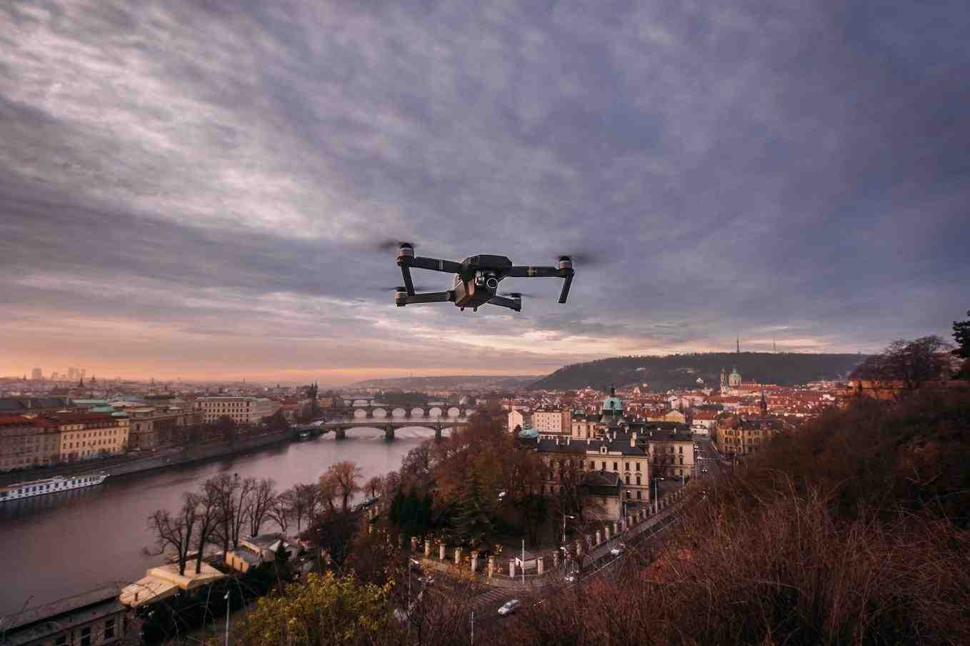 Le ministère des transports canadien étudie de nouvelles lois pour encadrer l'usage des drones.