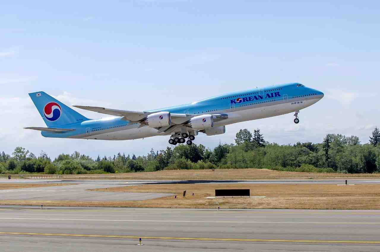 Korean Air a reçu son premier Boeing 747-8 le 25 août. Celui-ci est une version transport de passagers. la compagnie sud-coréenne est la première à exploiter simultanément les versions fret et transport de passagers.