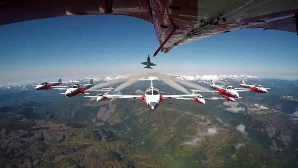 Les Snowbirds en Demo avec un CF-18 de l'équipe de démonstration.
