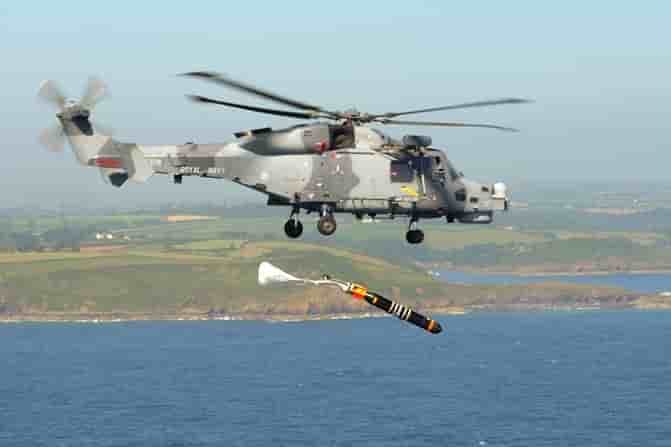 Lancement de torpille d'un Lynx Wildcat britannique.