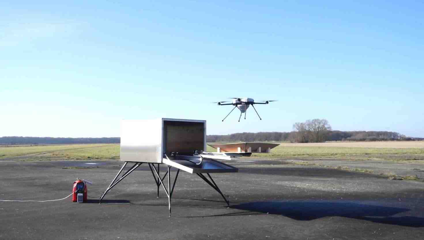 La ruche accueille le drone et le recharge.