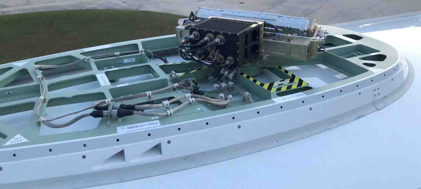 L'antenne du SUMS, vue ici sans son capotage aérodynamique, s'installe en un minimum de perçages.