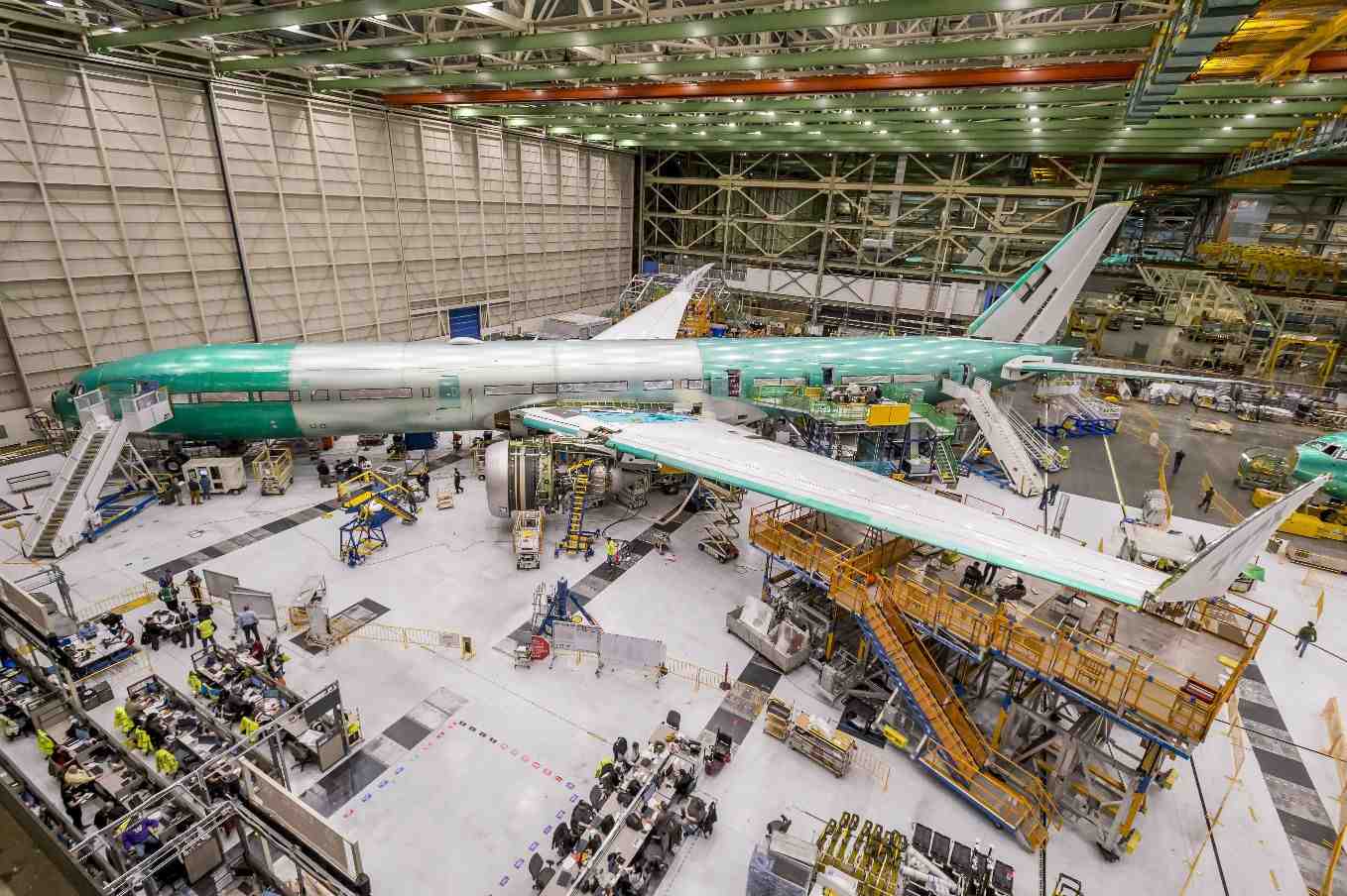 Boeing a monté les deux turboréacteurs GE GE9X sur son premier 777X destiné aux essais en vol.
