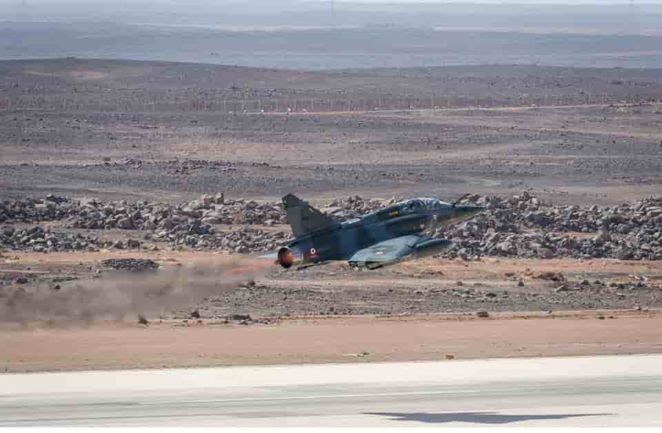 un Mirage 2000 au décollage en Jordanie