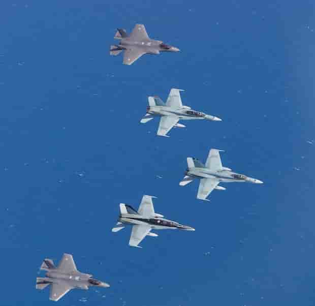 Les F-35A ont été accueillis par des Super Hornet