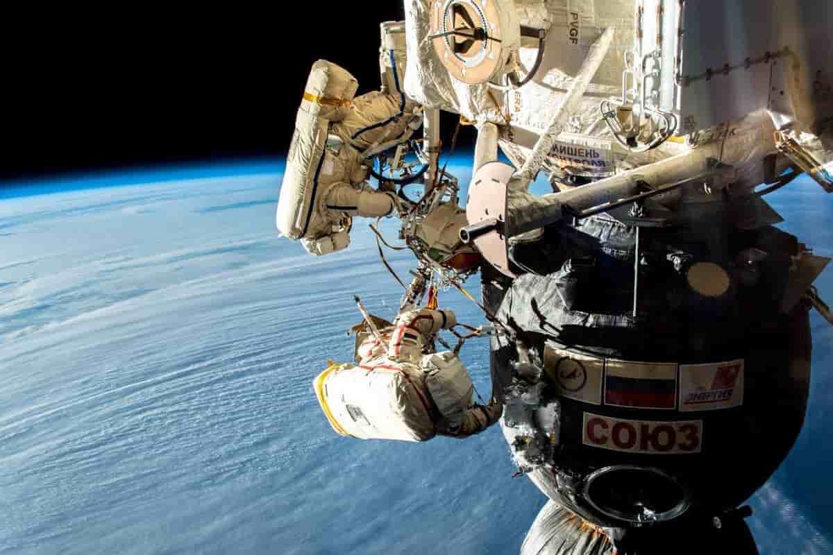 On aperçoit clairement la protection thermique découpée au bas du module orbital