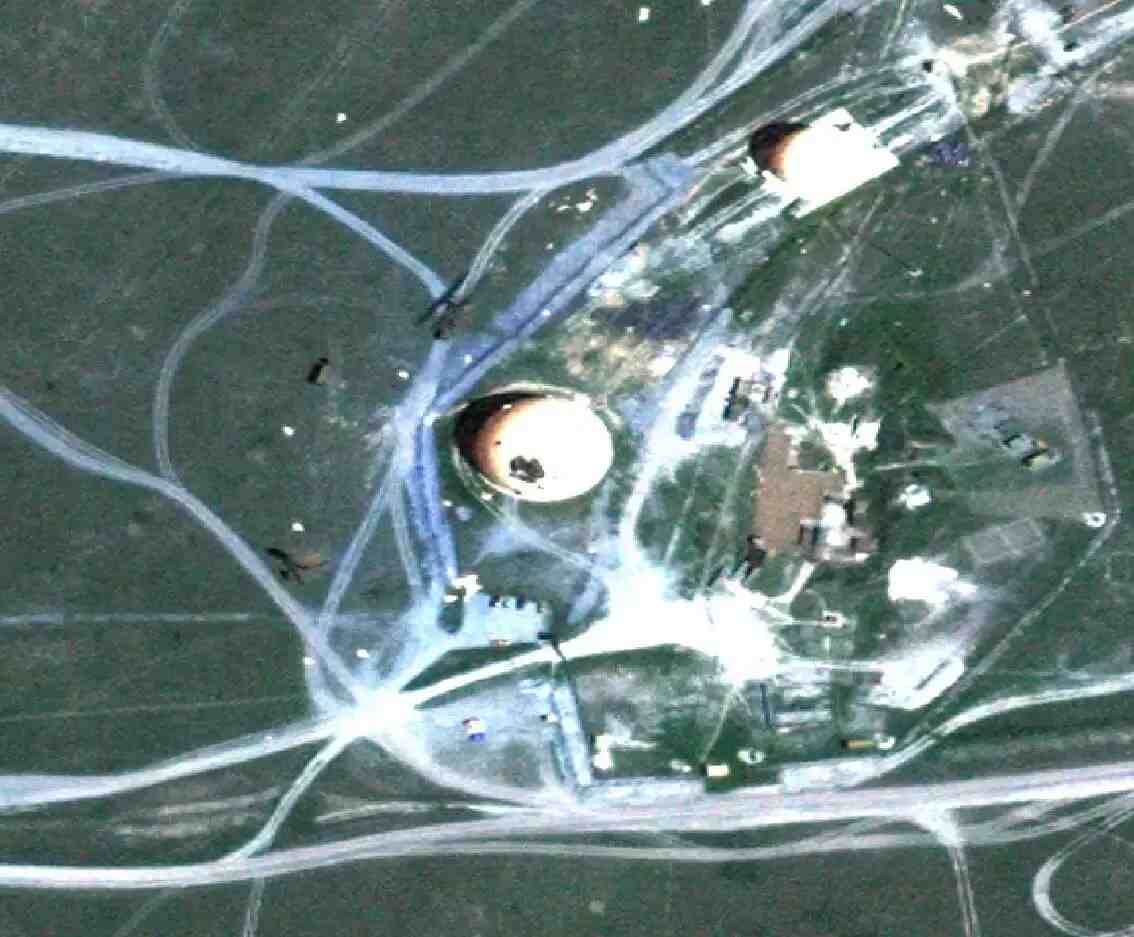 Un trou est clairement visible dans l'un des deux radômes de la station radar de Mayak (Crimée).