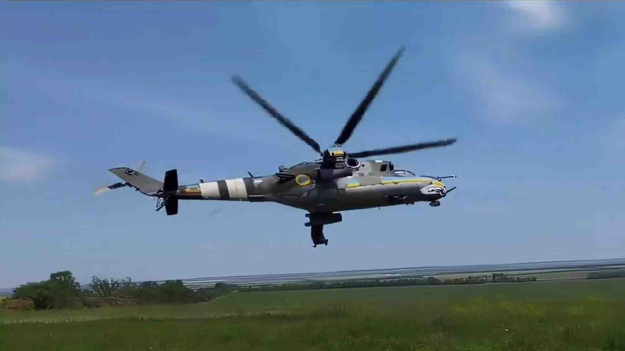 Ancien Mi-35 tchèque aux couleurs ukrainiennes juste après un tir en "spray and pray".