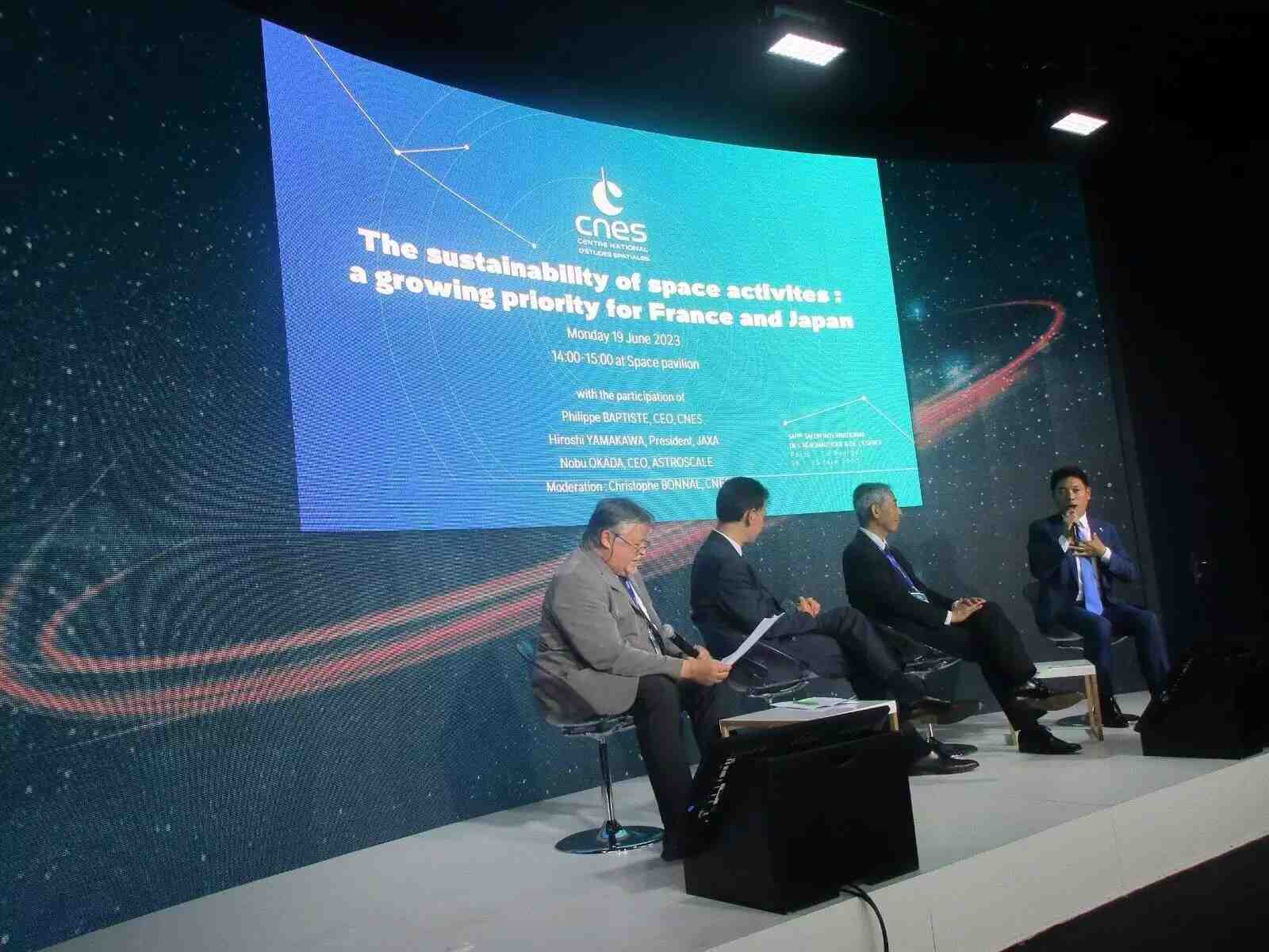 Au micro, Nobu Okada, fondateur et président-directeur général d’Astroscale, le 19 juin 2023.