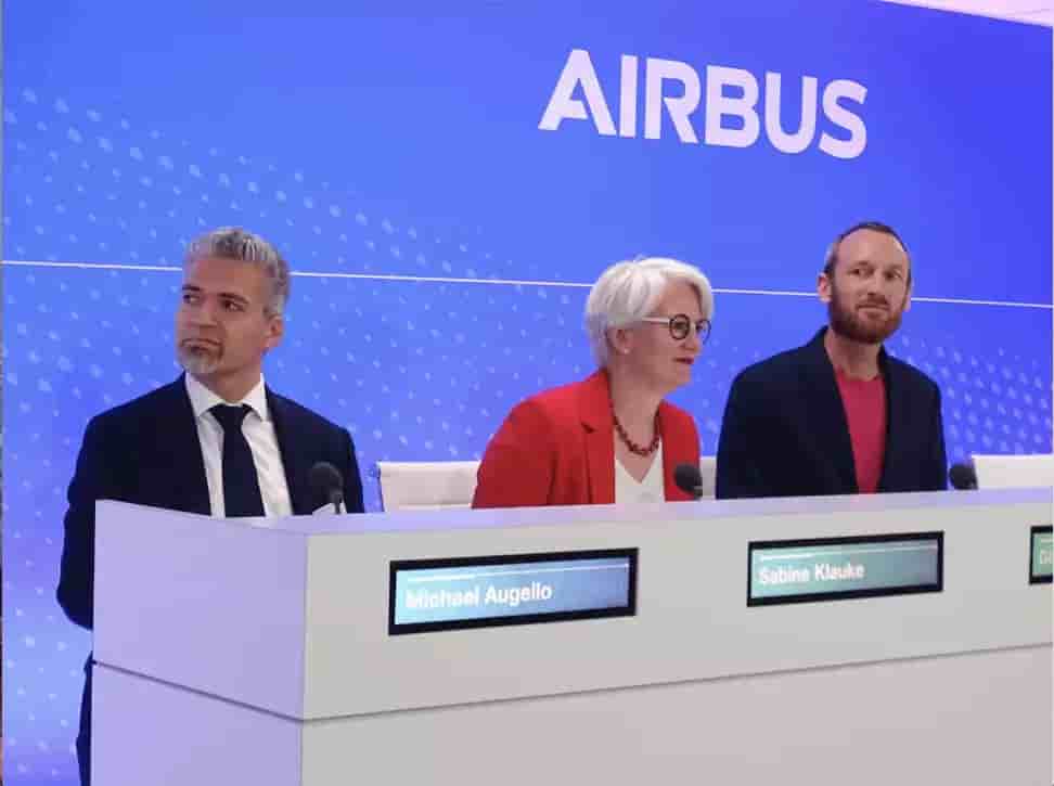 Michael Augello (Président de Airbus UpNext), Sabine Klauke (Directrice technique d'Airbus) et Glen Llewellyn (Vice-président de ZEROe chez Airbus)