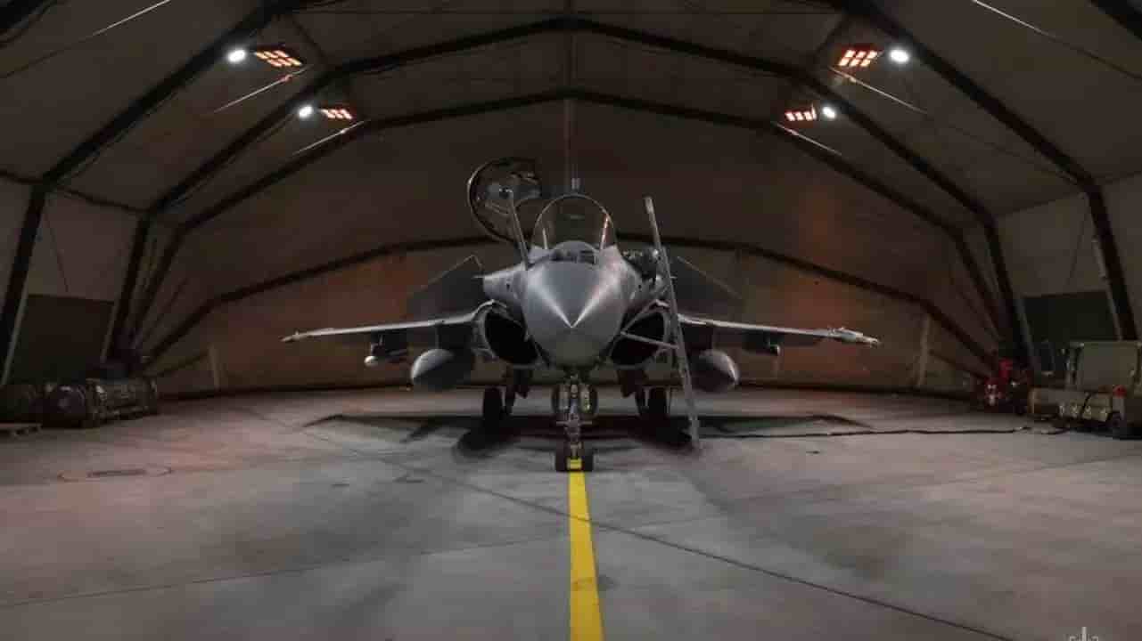 Rafale B d'alerte en Lituanie équipé d'un missile air-air MICA IR en bout d'aile et MICA EM sous l'aile tribord (décembre 2024).