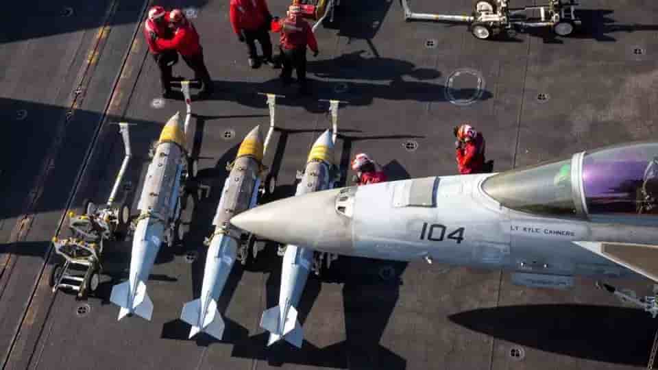 Chargement de bombes JDAM sur un F/A-18F Super Hornet sur le pont d'envol du porte-avions Abraham Lincoln dans le cadre de l'opération Epic Fury (28 février 2026).