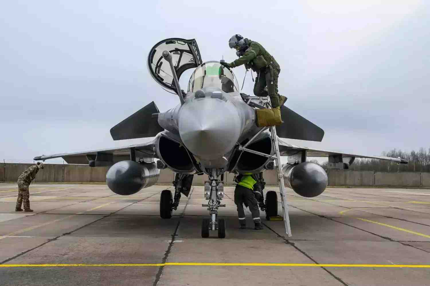 Descente du cockpit du Rafale B (F4.1) sur la base aérienne de Šiauliai (Lituanie) après un vol depuis la BA 113 de Saint-Dizier (28 mars 2026).