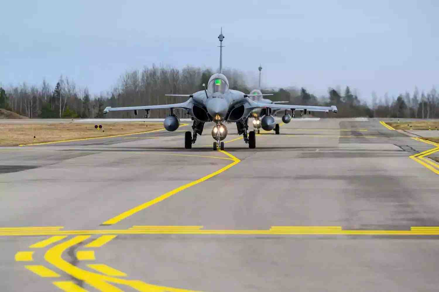 Arrivée des Rafale B (F4.1) sur la base aérienne de Šiauliai (Lituanie) en vue d'intégrer Baltic Air Policing (28 mars 2026).