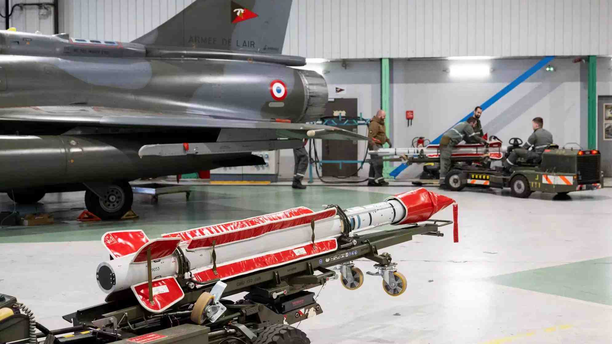 Chargement de missiles air-air Mica IR sous un Mirage 2000D RMV (9 février 2026).