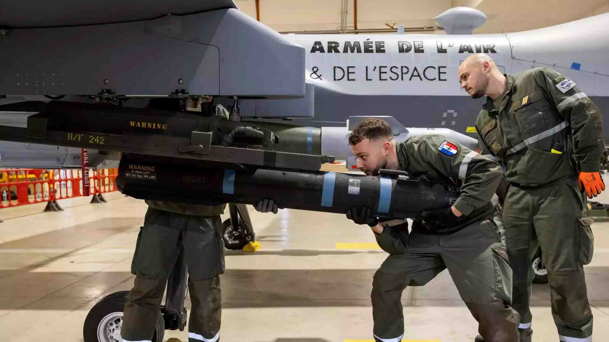 Armement d'un drone MQ-9A Reaper de l'AAE d'un missile AGM-114 Hellfire II (21 janvier 2026).