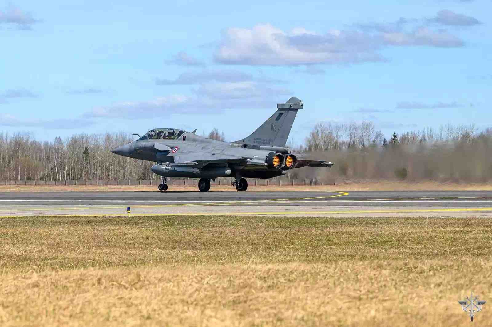 Premier décolllage d'alerte pour les Rafale B de la 4ème EC dans le cadre de la mission Baltic Air Policing (8 avril 2026).