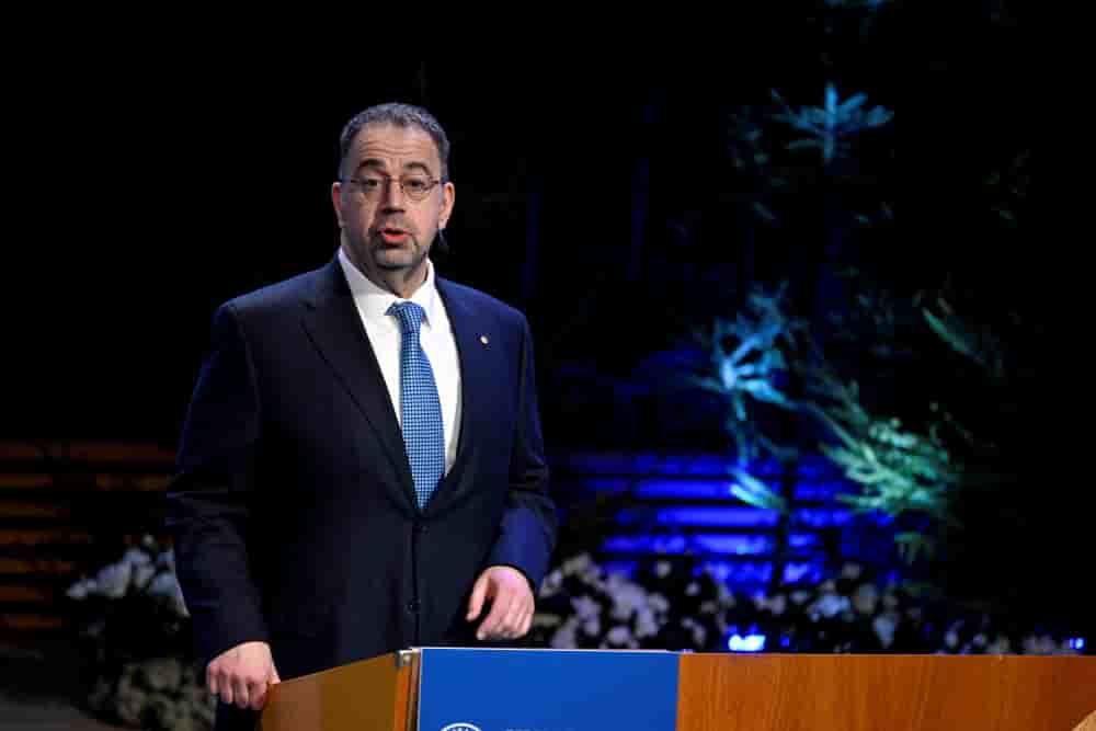 Daron Acemoglu, prix Nobel d'économie en 2024, signe un appel à fixer des lignes rouges pour l'IA aux côtés d'autres chercheurs et chercheures de renom.