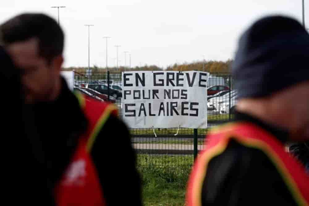 Des salariés d’Amazon en grève pour les salaires dans l’Essonne.