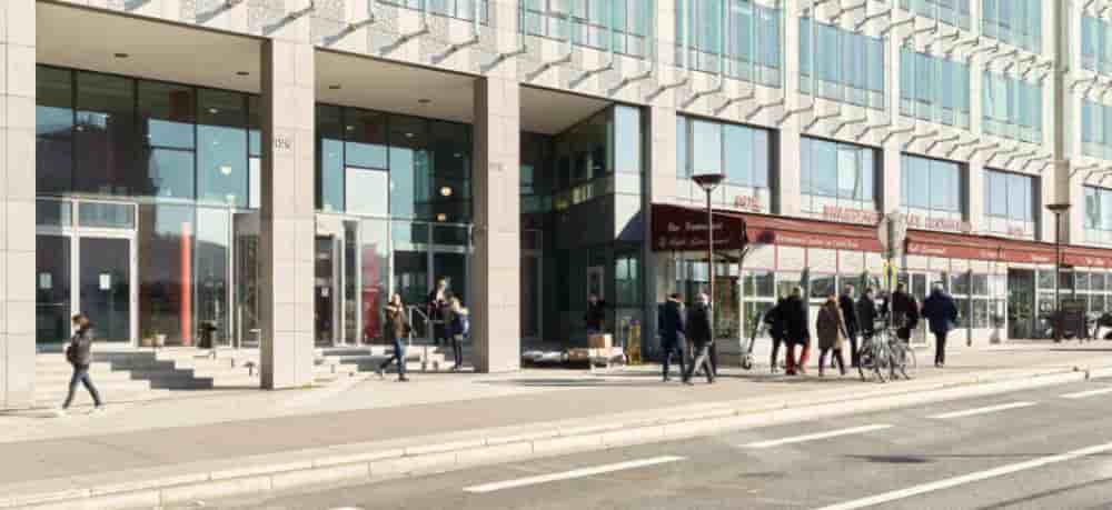 Le France est un immeuble de bureaux situé à Paris.