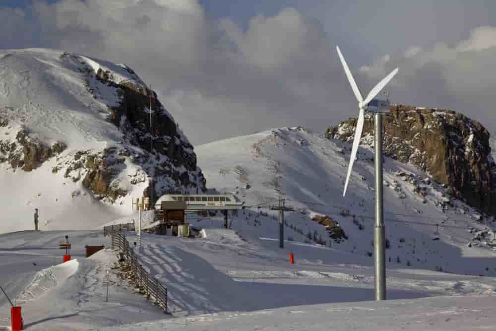 Serre Chevalier a adopté les EnR, hydroélectricité, photovoltaïque et micro-éolien, pour adapter le modèle de la montagne au défi climatique