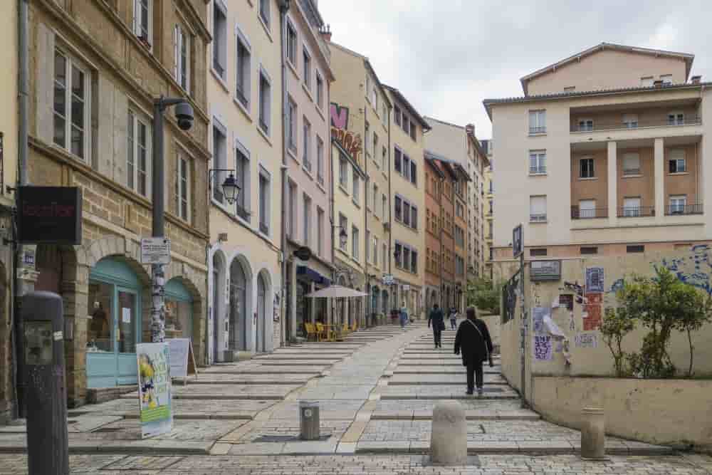 Une rue commerçante, dans le premier arrondissement de Lyon.