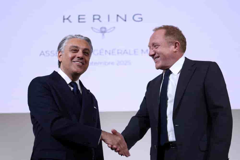 Luca de Meo, nouveau DG de Kering, serre la main de François-Henri Pinault, président du groupe de luxe français Kering, lors d’une assemblée générale extraordinaire des actionnaires de Kering au siège de la société à Paris, en France, le 9 septembre...