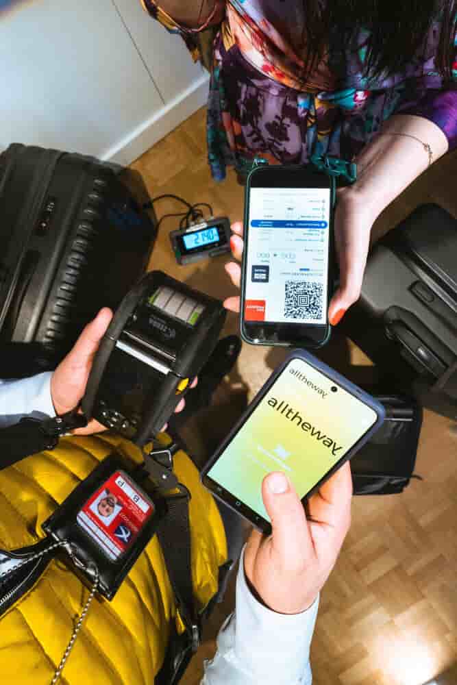 Des utilisateurs scannent leurs bagages avant leur départ.