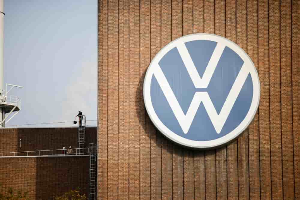 Le Logo de Volkswagen affiché sur le siège du groupe à Wolfsburg en Allemagne.