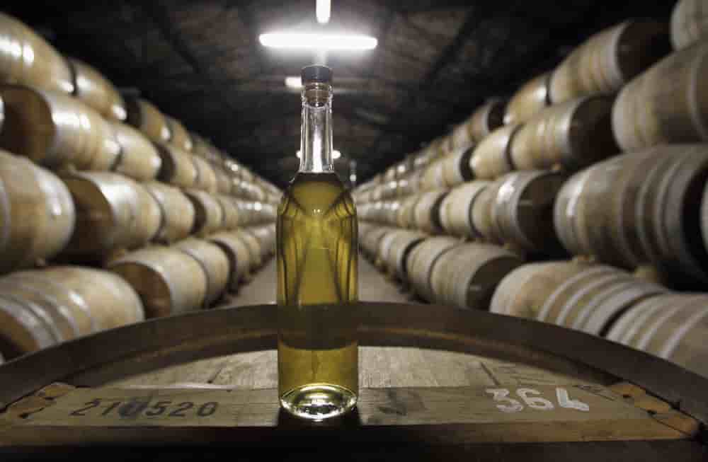 Dans les chais de cognac, les stocks sont au plus haut face au ralentissement des ventes depuis 2023.