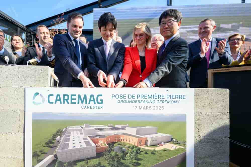 Le 17 mars 2025, la ministre française de la Transition écologique pose la première pierre de l’usine de Carester à Lacq.