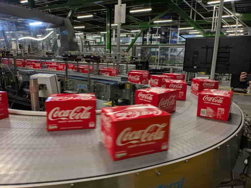 Une des lignes d'embouteillages de canettes en aluminium à CCEP Socx.