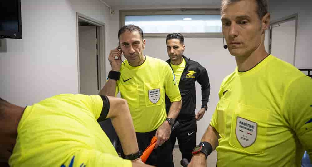 Benoit Millot, arbitre principal du match Paris FC-Lorient, avec ses deux assistants (Christophe Mouysset et Huseyin Ocak) et le quatrième arbitre de la rencontre, Karim Abed, à Boulogne-Billancourt, le 3 octobre 2025.