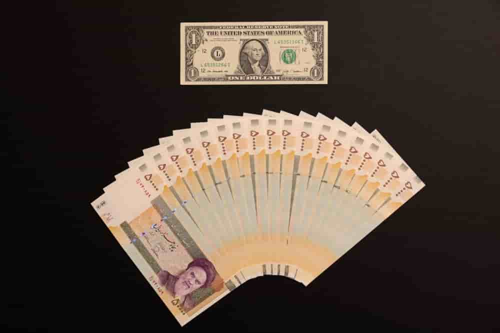 Dimanche, un dollar s'échangeait autour de 1,1 million de rials sur le marché noir, contre 920 000 début août lors de la première présentation du projet.