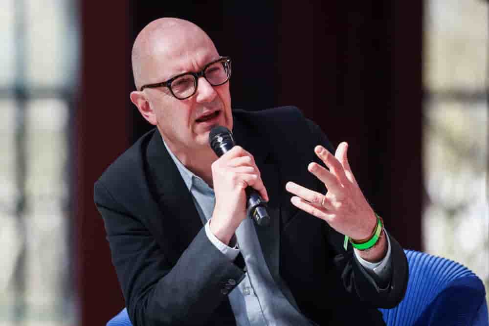 Sur le plan politique et sociétal, Roland Lescure cultive le sens du compromis, tout en affirmant son penchant à gauche dans le spectre de la "Macronie".