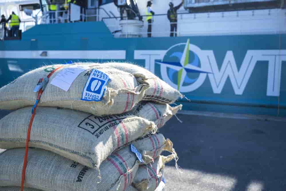 Des sacs de café sont déchargés depuis un navire de la compagnie TOWT sur les quais du Havre