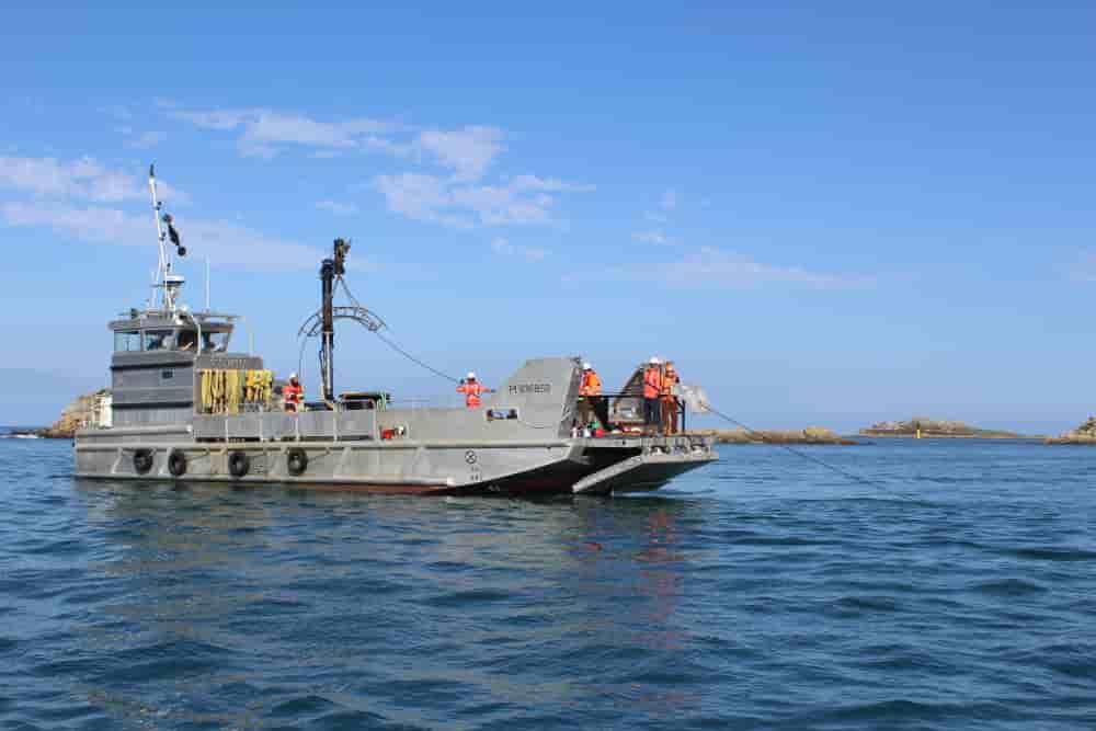 Pour déployer un câble sous-marin de fibre optique reliant l'île de Batz au continent, l'opérateur Axione s'est attaché les services et les barges de Tetis, spécialistes des travaux sous-marins.