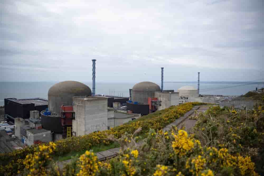 En amont du lancement à la rentrée 2026 du "Passeport nucléaire" en Bretagne, des élèves du lycée Coëtlogon de Rennes ont visité l'an passé l'EPR de Flamanville avec des cadres d'EDF.