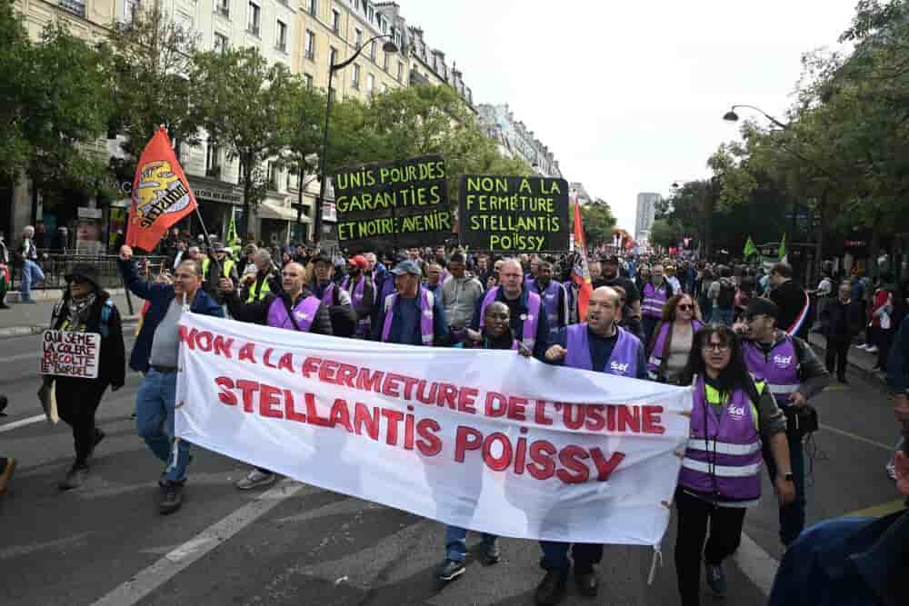 Bruno Levesque / IP3 Paris France 02 Octobre 2025 Manifestation intersyndicale contre les mesures budgetaires Ouvriers et salariers de Stellantis contre la fermeture de l usine de Poissy ECONOMIE, SOCIAL PROTESTATION MANIFESTATION ILLUSTRATION NEWS...