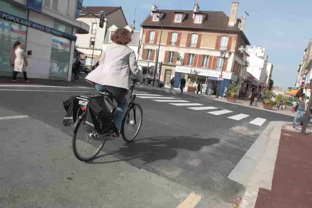 © Bruno LEVESQUE / IP3 .Bourg la Reine france 21 Septembre 2013 Semaine europeenne de la mobilite bougez autrement Une femme circule a velo electrique (MaxPPP TagID: maxstockworld299325.jpg) [Photo via MaxPPP] - bougez autrement