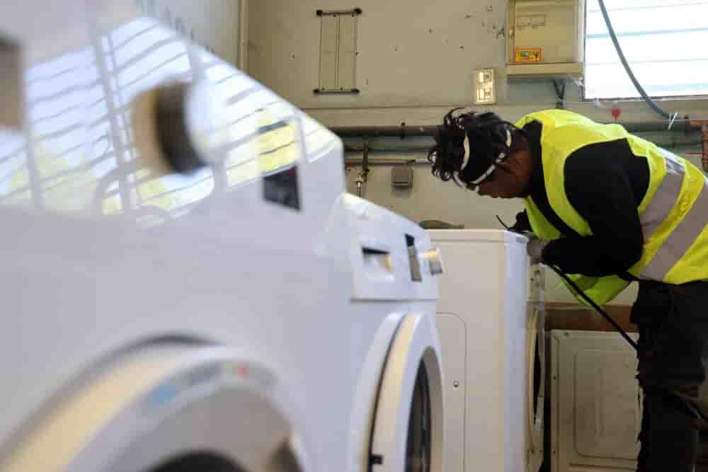 ©PHOTOPQR/DNA/Laurent REA ; Strasbourg ; 24/06/2025 ; Un technicien répare une machine à laver. Strasbourg le 24 juin 2025. (MaxPPP TagID: maxnewsspecialtwo260507.jpg) [Photo via MaxPPP] - Nouvel espace Envie pour les dons d'appareils usagés