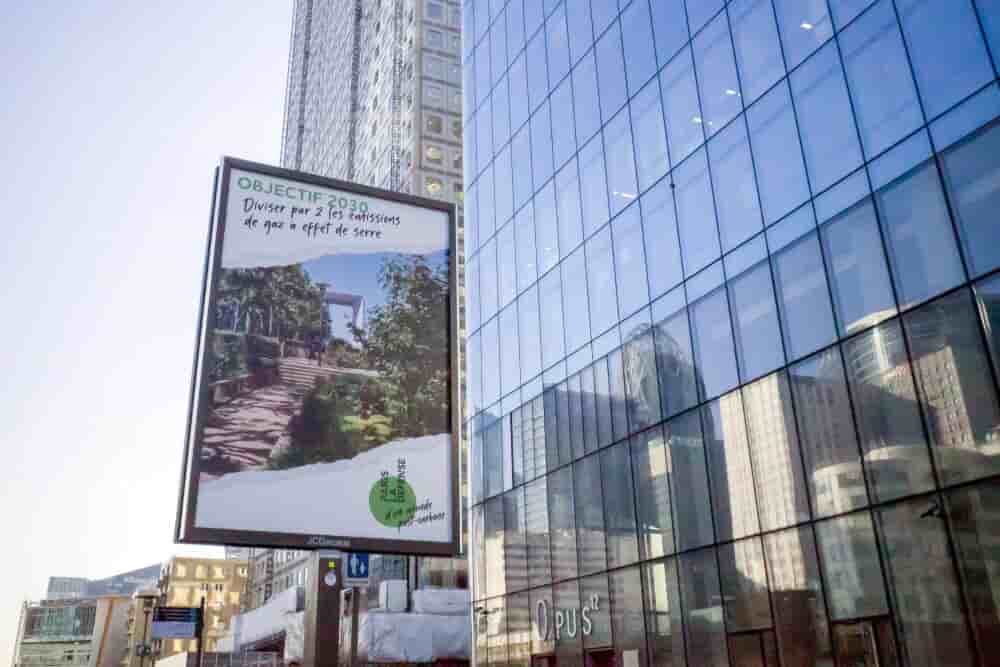 Bruno Levesque / IP3 Puteaux France 11 Janvier 2024 Illustration dans le quartier d?Äôaffaires de Paris la Defense Une affiche objectif 2030 r?©duire d?Äôun tiers l?Äôimpact carbone des b?¢timents ILLUSTRATION, ESPACE PUBLIC, PAYSAGE, NEWS URBANISME...