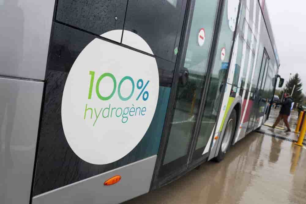 ©PHOTOPQR/L'EST REPUBLICAIN/Michael DESPREZ ; Danjoutin ; 03/04/2024 ; Danjoutin 03-04-2024. Bus hydrogène Optymo. Inauguration de la station de production d'hydrogène renouvelable de Belfort située rue des 3-Réseaux à Danjoutin. Photo Michaël Desprez...