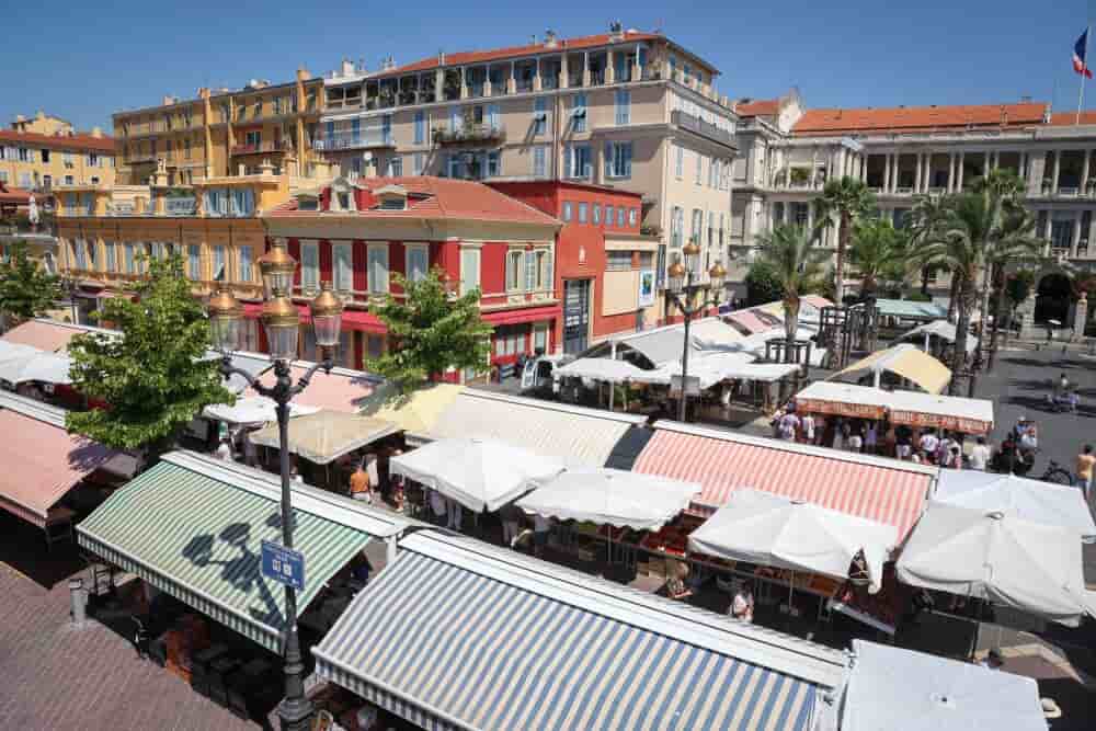 Sebastien Toubon / IP3; Nice, France le 28 juin 2025 - Illustration vacances dans la ville de Nice, sur la cote d Azur - Holiday illustration in the city of Nice, on the French Riviera - Ici marche sur le Cour Saleya (MaxPPP TagID:...